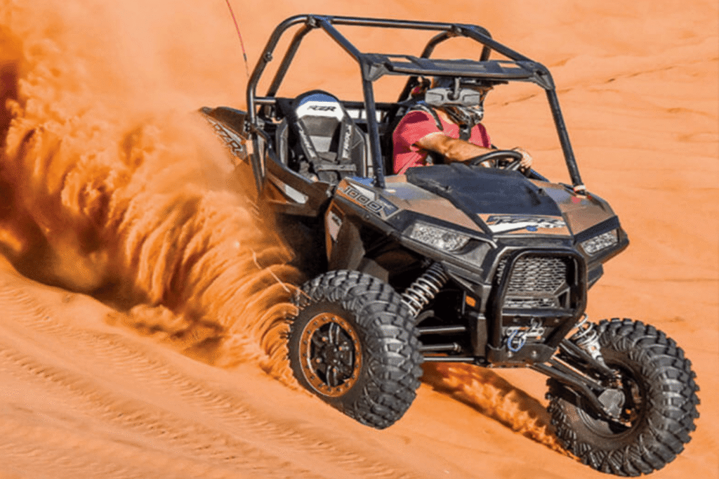 Buggy Polaris de 2 plazas en el desierto levantando polvo en Dubái
